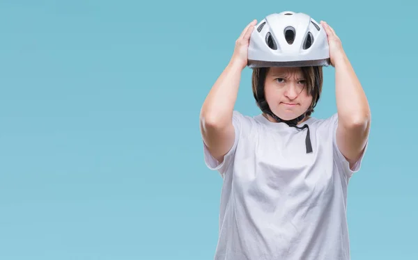 Jonge Volwassen Wielrenner Vrouw Met Downsyndroom Dragen Van Veiligheidshelm Geïsoleerde — Stockfoto