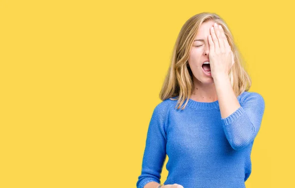 Hermosa Mujer Joven Con Suéter Azul Sobre Fondo Aislado Bostezando — Foto de Stock