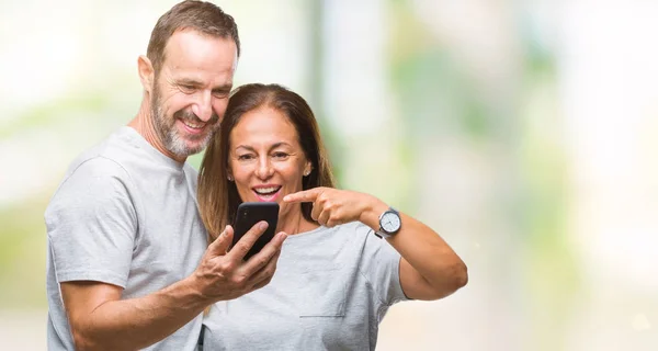 Hispanisches Paar Mittleren Alters Schreibt Sms Auf Smartphone Ver Isolierten — Stockfoto