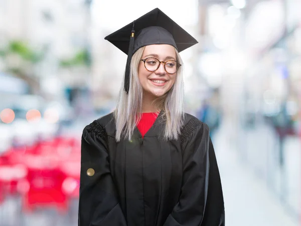 Unga Blonda Kvinnan Bär Graduate Uniform Över Isolerade Bakgrund Tittar — Stockfoto