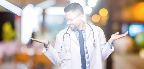 Knappe Jonge Dokter Man Geïsoleerde Achtergrond Smiling Weergegeven Beide Handen — Stockfoto