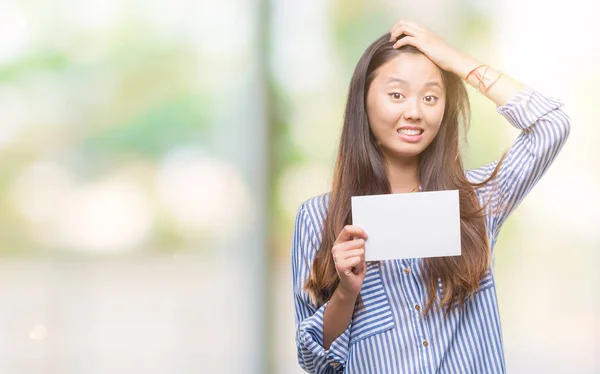 Ung Asiatisk Kvinna Hålla Tomt Kort Över Isolerade Bakgrund Stressad — Stockfoto