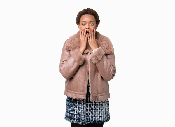 Junge Afrikanisch Amerikanische Frau Trägt Wintermantel Über Isoliertem Hintergrund Angst — Stockfoto