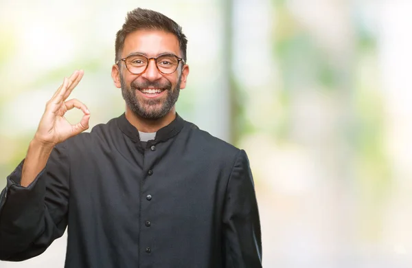 Adult Spansktalande Katolsk Präst Man Över Isolerade Bakgrund Leende Positiva — Stockfoto