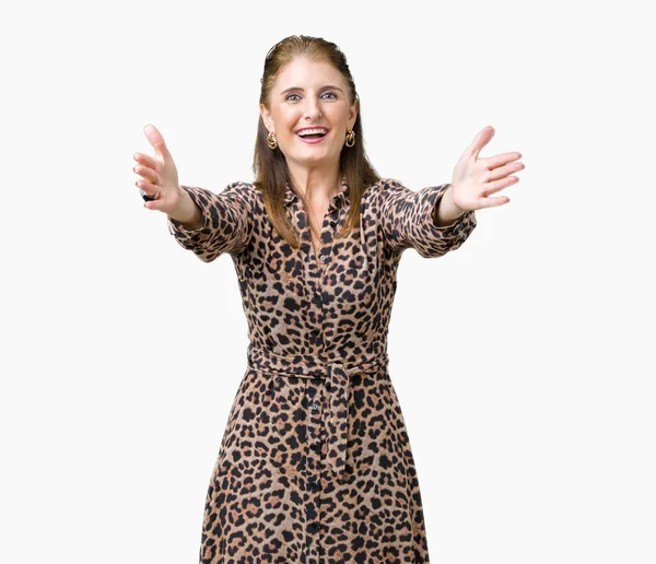 Schöne Reife Frau Mittleren Alters Die Ein Leopardenkleid Über Isoliertem — Stockfoto