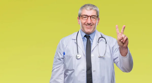 Guapo Médico Senior Hombre Sobre Fondo Aislado Mostrando Señalando Hacia — Foto de Stock