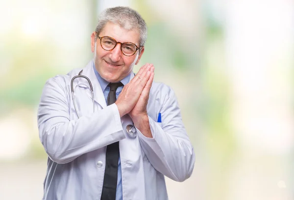 Guapo Médico Senior Hombre Sobre Aislado Fondo Durmiendo Cansado Soñando —  Fotos de Stock