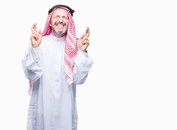 Uomo Arabo Anziano Che Indossa Keffiyeh Sfondo Isolato Sorridente Incrociando — Foto Stock