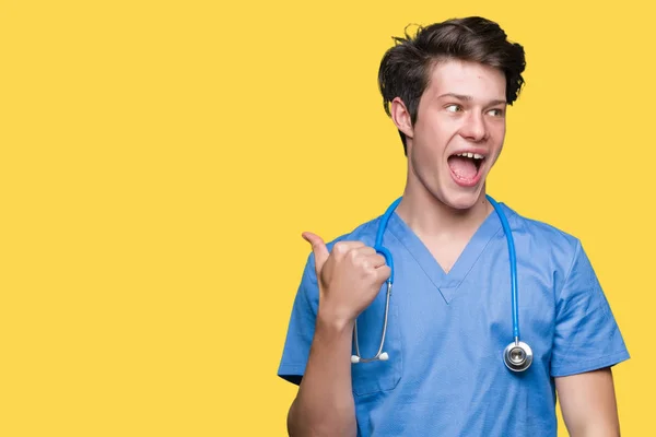 Junger Arzt Uniform Über Isoliertem Hintergrund Lächelt Mit Glücklichem Gesicht — Stockfoto