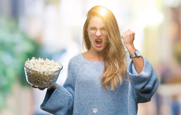 Mladá Krásná Blondýna Žena Jíst Popcorn Izolované Pozadí Naštvaný Frustrovaný — Stock fotografie