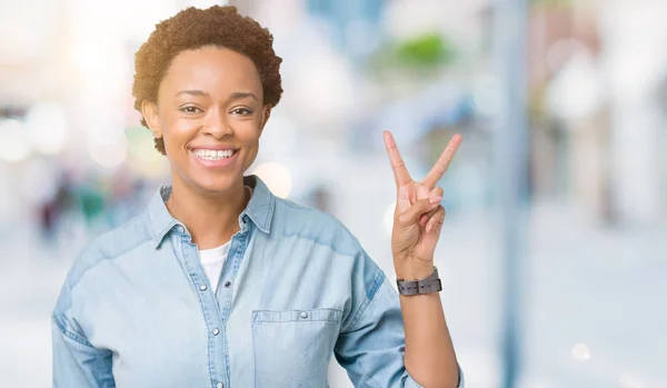 Unga Vackra Afroamerikanska Kvinnan Över Isolerade Bakgrund Leende Med Glada — Stockfoto
