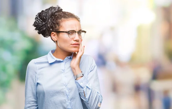 Joven Chica Negocios Afroamericana Trenzada Con Gafas Sobre Fondo Aislado —  Fotos de Stock