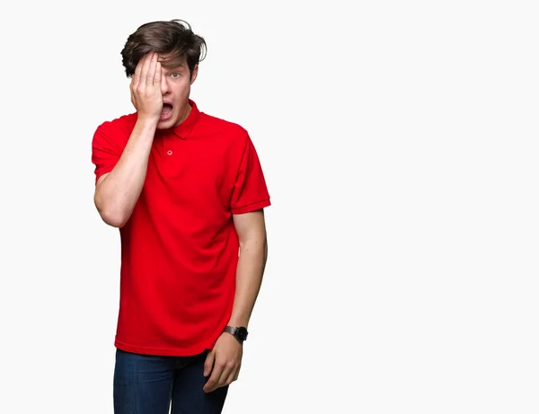 Jovem Homem Bonito Vestindo Camiseta Vermelha Sobre Fundo Isolado Cobrindo — Fotografia de Stock