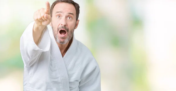 Schöner Älterer Mann Mittleren Alters Der Kimono Uniform Über Isoliertem — Stockfoto