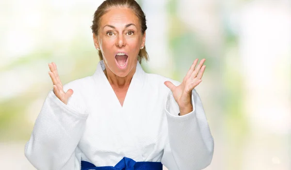 Orta Yaş Yetişkin Kadın Karate Kimono Üniforması Üzerinde Arka Plan — Stok fotoğraf