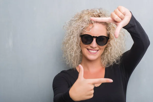 Mujer Rubia Joven Con Pelo Rizado Sobre Fondo Gris Grunge —  Fotos de Stock