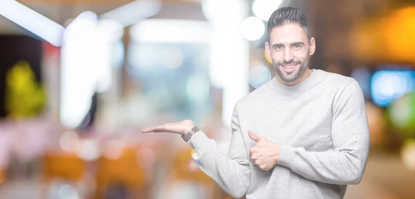 Joven Hombre Guapo Con Sudadera Sobre Fondo Aislado Mostrando Mano — Foto de Stock