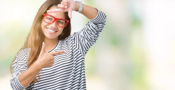Młoda Piękna Kobieta Brunetka Noszenia Okularów Sweter Czerwone Paski Białym — Zdjęcie stockowe