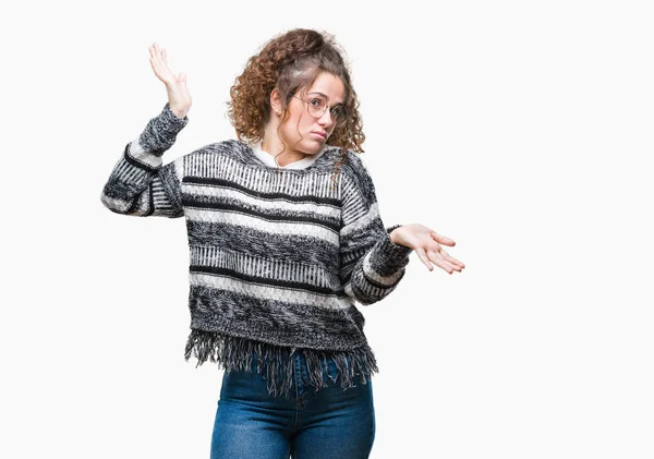 Mooie Brunette Krullend Haar Jong Meisje Met Bril Geïsoleerd Achtergrond — Stockfoto