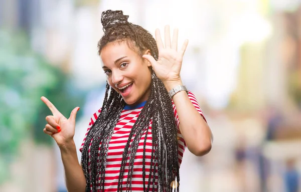 Ung Flätade Hår Afrikanska Amerikanska Flickan Över Isolerade Bakgrund Visar — Stockfoto