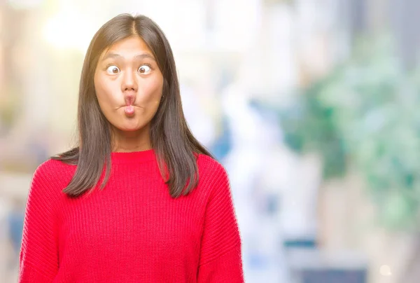 Giovane Donna Asiatica Indossa Maglione Invernale Sfondo Isolato Rendendo Faccia — Foto Stock