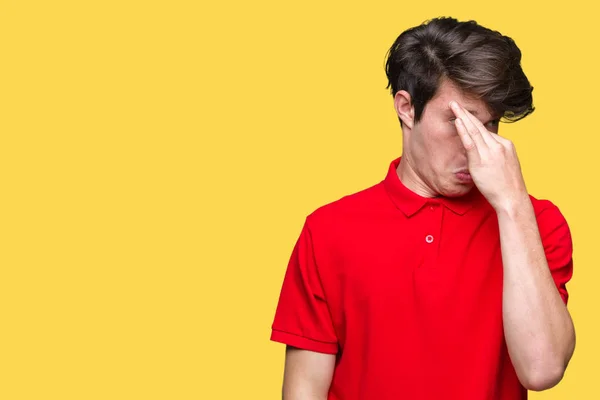 Joven Hombre Guapo Con Camiseta Roja Sobre Fondo Aislado Oliendo —  Fotos de Stock