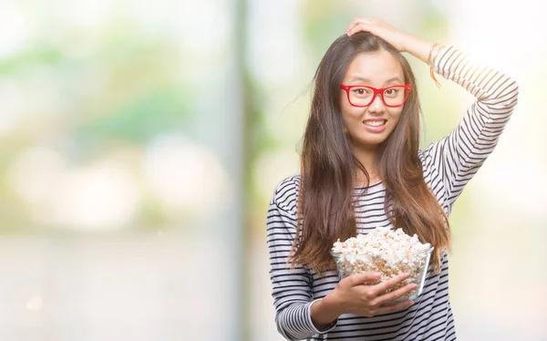 Giovane Donna Asiatica Mangiare Popcorn Sfondo Isolato Stressato Con Mano — Foto Stock