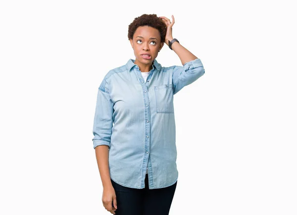 孤立した背景に若くてきれいなアフリカ系アメリカ人女性は混同し 質問について疑問に思います 頭の上の手で考えて疑問を持つ不透明 物思いにふけるコンセプト — ストック写真