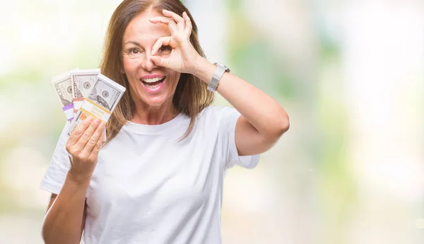Mujer Hispana Mediana Edad Sosteniendo Montón Dólares Sobre Fondo Aislado — Foto de Stock