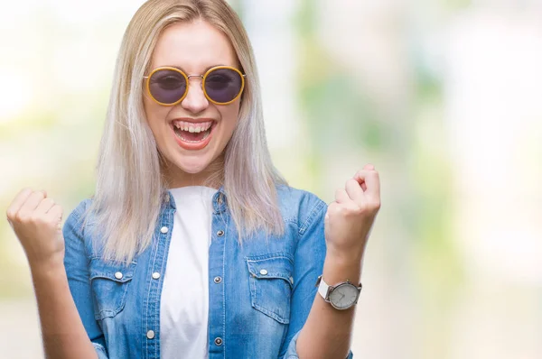 Mladá Blond Žena Nosí Sluneční Brýle Přes Izolované Pozadí Slaví — Stock fotografie