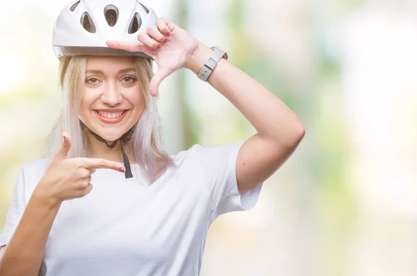 年轻的金发碧眼的女人戴着骑自行车的安全帽在孤立的背景微笑框架用手和手指与快乐的脸 创意和摄影理念 — 图库照片