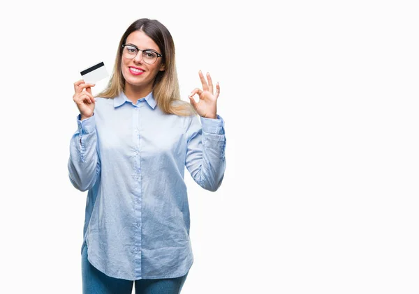 Jovem Mulher Negócios Bonita Segurando Cartão Crédito Sobre Fundo Isolado — Fotografia de Stock