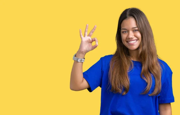 Jovem Bela Mulher Morena Vestindo Camiseta Azul Sobre Fundo Isolado — Fotografia de Stock