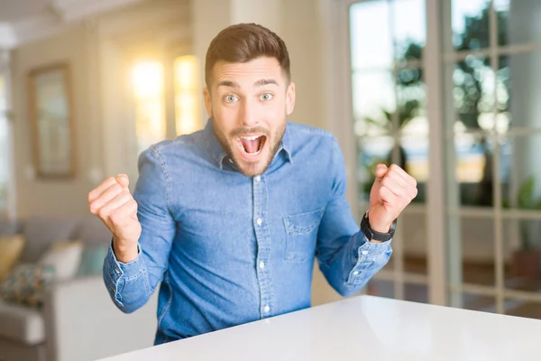 Jovem Homem Bonito Casa Gritando Orgulhoso Celebrando Vitória Sucesso Muito — Fotografia de Stock