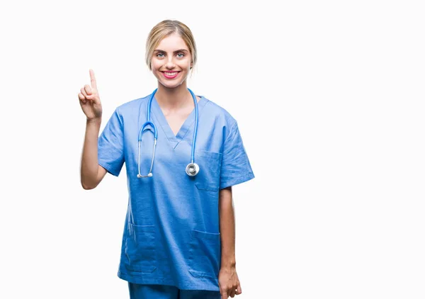 배경에 보여주는 손가락 하면서 자신감과 가리키는 간호사 — 스톡 사진