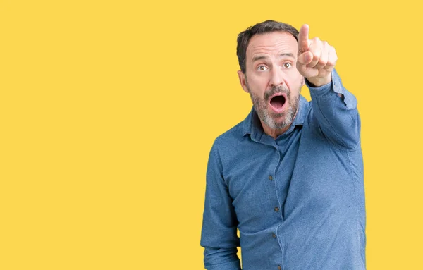 Guapo Mediana Edad Elegante Hombre Mayor Sobre Fondo Aislado Señalando — Foto de Stock