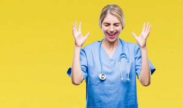 Jonge Mooie Blonde Dokter Chirurg Verpleegkundige Vrouw Geïsoleerd Achtergrond Vieren — Stockfoto