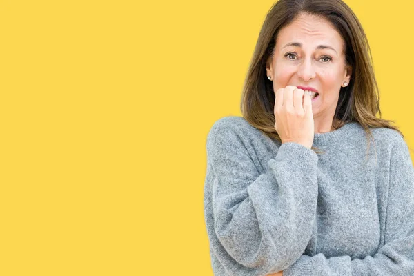 Schöne Frau Mittleren Alters Die Winterpullover Über Isoliertem Hintergrund Trägt — Stockfoto