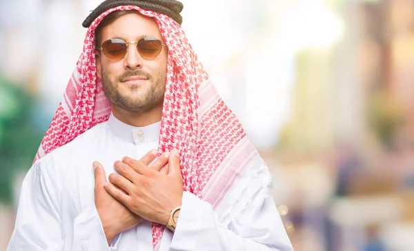 Giovane Bell Uomo Che Indossa Keffiyeh Sfondo Isolato Sorridente Con — Foto Stock