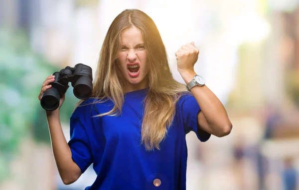 Junge Schöne Blonde Frau Blickt Durch Ferngläser Über Isolierten Hintergrund — Stockfoto