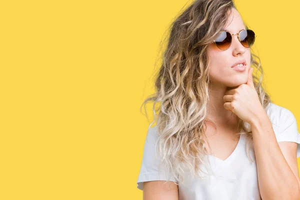 Schöne Junge Blonde Frau Mit Sonnenbrille Über Isoliertem Hintergrund Die — Stockfoto