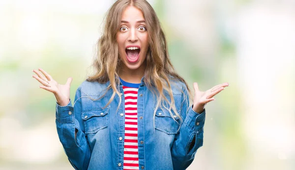 Bella Giovane Donna Bionda Sfondo Isolato Che Celebra Pazzo Stupito — Foto Stock