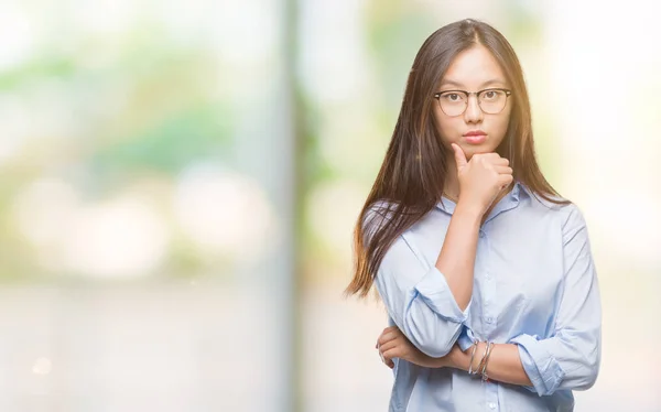 Jovem Mulher Negócios Asiática Vestindo Óculos Sobre Fundo Isolado Olhando — Fotografia de Stock
