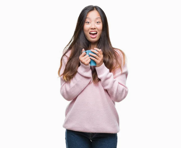 Молодая Азиатка Пьет Кофе Изолированном Фоне Счастливый Взволнованный Победитель Выражение — стоковое фото