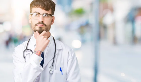 Young Doctor Man Wearing Hospital Coat Isolated Background Hand Chin — Stock Photo, Image