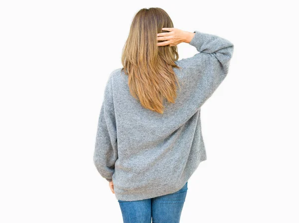 美丽的中年妇女穿冬天毛衣在孤立的背景向后思考关于怀疑用手在头 — 图库照片