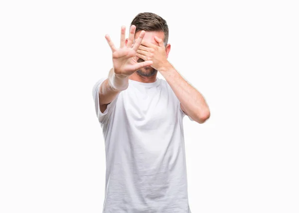 Jovem Homem Bonito Sobre Fundo Isolado Cobrindo Olhos Com Mãos — Fotografia de Stock
