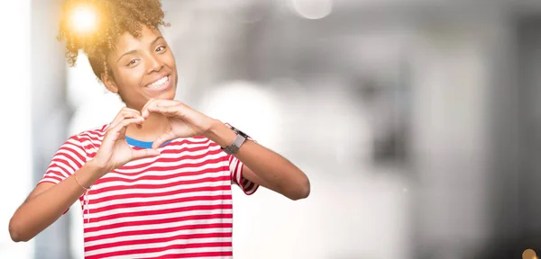 Güzel Genç Afro Amerikan Kadın Kalp Simgesi Elleriyle Şekil Gösterilen — Stok fotoğraf