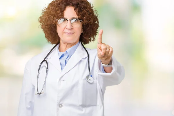 Środkowy Ager Starszy Lekarz Kobieta Białym Tle Wskazując Palcem Górę — Zdjęcie stockowe