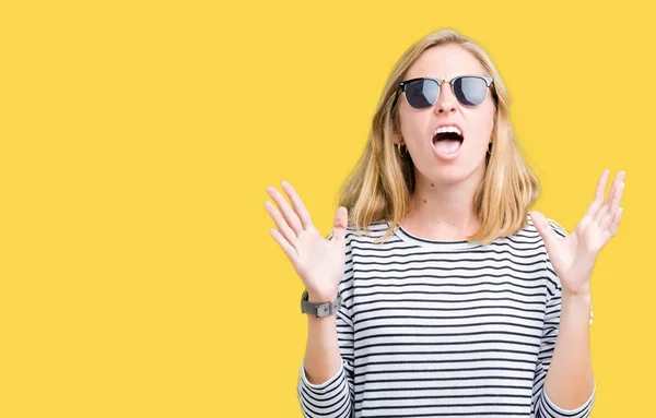Beautiful Young Woman Wearing Sunglasses Isolated Background Crazy Mad Shouting — Stock Photo, Image
